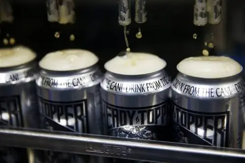 Пиво Alchemist Double-IPA Heady Topper разливается в банки на их пивоварне в Уотербери, штат Вермонт.