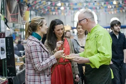 Люди пробуют продукты на рынке Святого Георгия в Белфасте