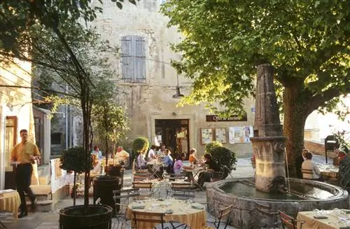 Люди отдыхают на террасе ресторана в деревне во Франции