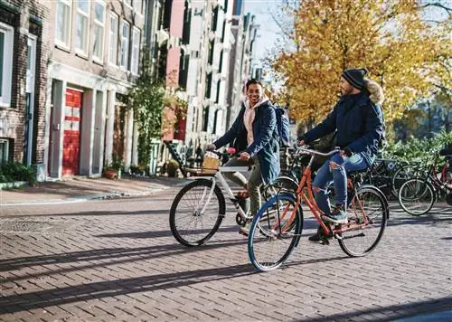 Пара велосипедов по дороге в Амстердаме