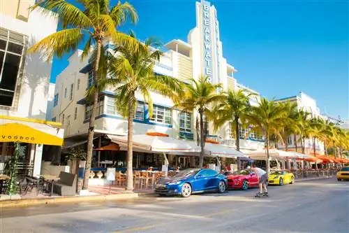 Ocean Drive в районе ар-деко в Саут-Бич, Майами, в солнечный день с автомобилями и пальмами