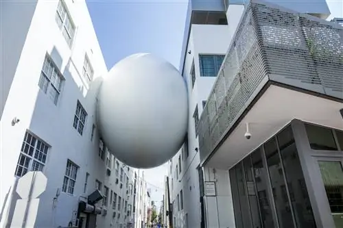 Художественное произведение Orb, большая белая сфера, находится между отелем Betsy и соседним зданием.