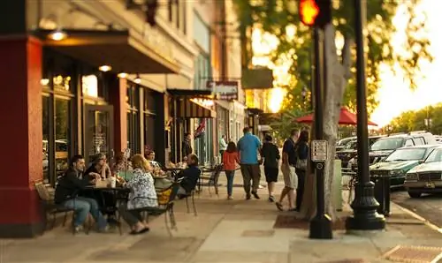 Люди гуляют по Брод-стрит в Огасте, Джорджия.