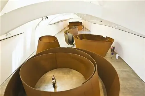 Огромная спиральная инсталляция художника Ричарда Серра, по которой можно пройти в Музее Гуггенхайма в Бильбао.