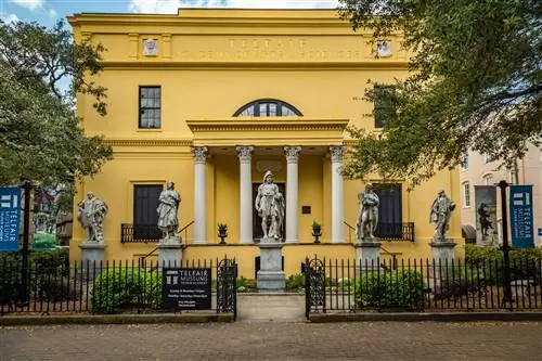 Фасад желтой академии Telfair, исторического особняка и музея