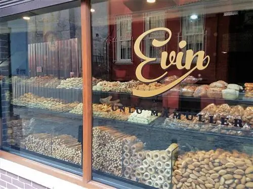 Витрина Evin Bakery битком набита классической турецкой выпечкой.