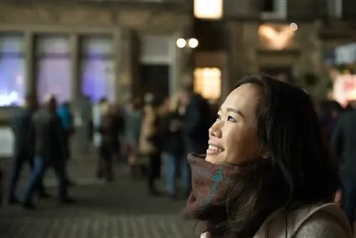 женщина смотрит на дисплей george st edinburgh-j.webp