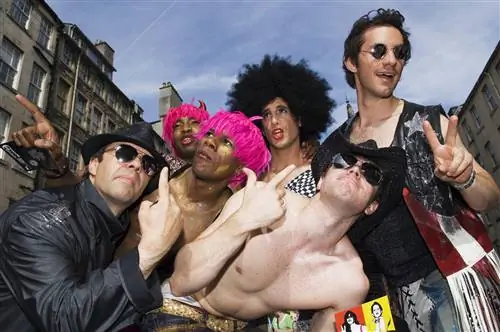 Уличные артисты на Королевской миле во время фестиваля Edinburgh Fringe.