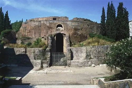 Фотография входа в Мавзолей до реставрации.