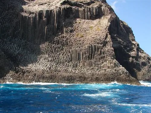 Базальтовые колонны Лос-Органос можно увидеть только с моря.