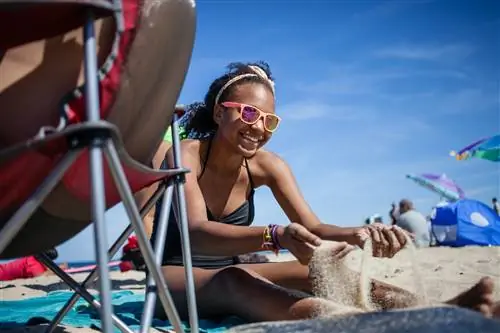 Девушка играет с песком на пляже, Труро, Массачусетс, Кейп-Код