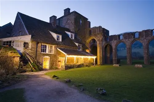 Паб в Llantony Priory в Долине Эвайас