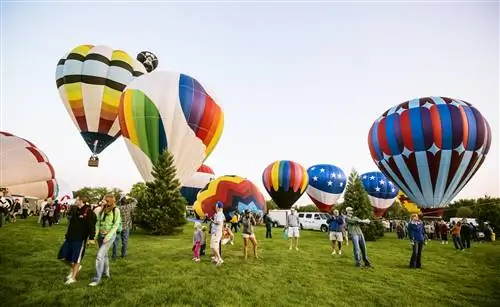 Spirit of Boise Balloon Classic проводится в парке Энн Моррисон в Бойсе, и люди наслаждаются запуском воздушных шаров.