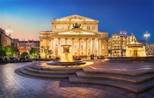 Внешний вид большого белого здания с колоннами вечером