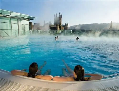 Люди купаются в водах спа-центра Thermae Bath Spa