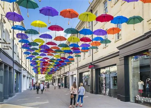 Подвесные зонты у магазинов в ТЦ SouthGate