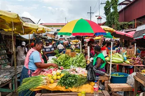 Продавцы продают продукцию на рынке Стабрук в Джорджтауне, столице Гайаны, Южная Америка.