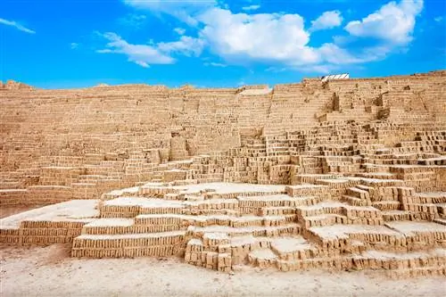 Huaca Pucllana в районе Мирафлорес в Лиме, Перу.