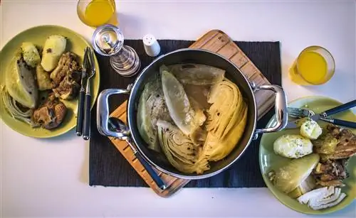 Горшок форикала с тушеным мясом подается на двух тарелках.