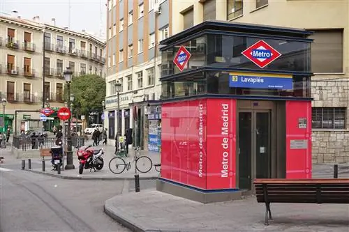 Доступ на лифте ко входу на станцию метро Lavapies мадридского метро.