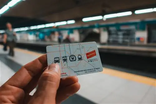 Рука человека, держащего туристический проездной в Мадриде на станции метро