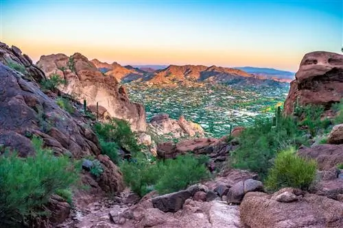 Красочный восход солнца на горе Camelback в Фениксе, Аризона