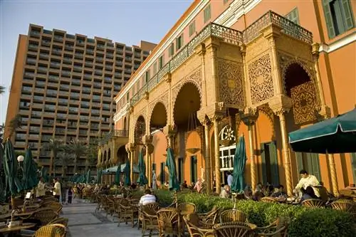 Роскошный отель Marriott в Каире. Расположенный в фешенебельном районе Замалек, он построен вокруг роскошного дворца Гезира 19 века, построенного к открытию Суэцкого канала.