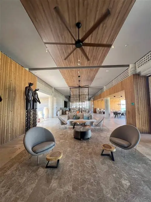 Современное элегантное лобби отеля Sofitel Barú Calablanca Beach Resort в Картахене
