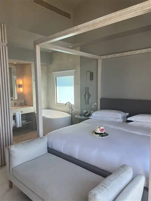 Интерьер номера в отеле Sofitel Barú Calablanca Beach Resort в Картахене, Колумбия.