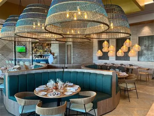 Просторный ресторан Calablanca в отеле Sofitel Barú Calablanca Beach Resort в Картахене, Колумбия.
