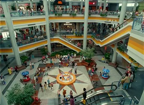 Кадр сцены в торговом центре из фильма «Чудо-женщина 1984».