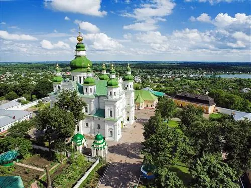 Впечатляющий Успенский собор с видом на реку Десна в Чернигове.