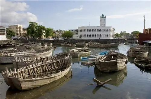 Разбитые лодки в гавани Морони, Гранд-Комор