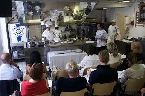 Студенты на кулинарных курсах в Ecole Le Cordon Bleu, Париж.