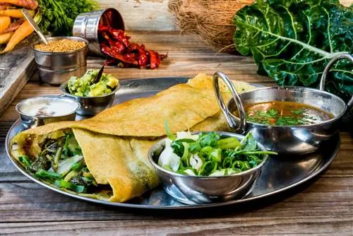Блюдо с вегетарианскими индийскими блинами в баре Dosa в Тель-Авиве.