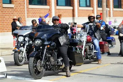Группа мотоциклистов Harley-Davison в Милуоки, штат Висконсин, в солнечный день.