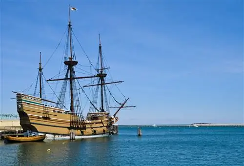 Копия Mayflower пришвартована в Плимуте, штат Массачусетс.