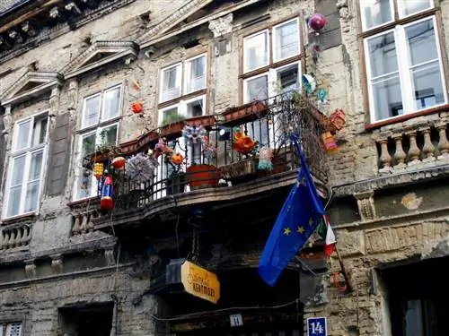 Szimpla Kert был одним из первых руин-пабов в Будапеште.