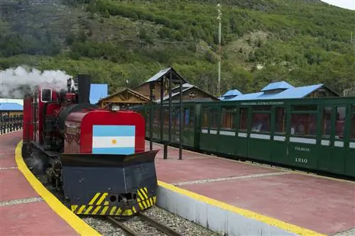 Поезд Tren del Fen de Mundo на станции в Ушуайе.