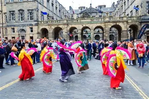 Артистки на главной улице во время фестиваля Edinburgh Fringe Festival в Шотландии.