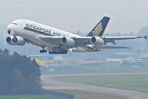 Singapore Airlines возобновила самый длинный в мире беспосадочный рейс, который доставляет пассажиров из Ньюарка, штат Нью-Джерси, в Сингапур. Singapore Airlines возобновила самый длинный в мире беспосадочный рейс, который доставляет пассажиров из Ньюарка, штат Нью-Джерси, в Сингапур.