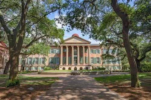 Randolph Hall, главное учебное здание в кампусе College of Charleston, находится в тени деревьев на лужайке. Randolph Hall, главное учебное здание в кампусе College of Charleston, находится в тени деревьев на лужайке.