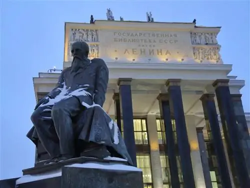 Памятник писателю Федору Достоевскому перед Российской государственной библиотекой в Москве.