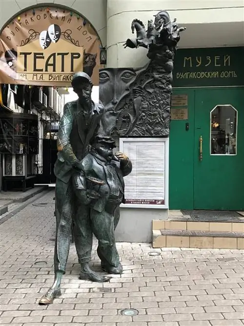 Герои «Мастера и Маргариты» у входа в музей Михаила Булгакова в Москве.