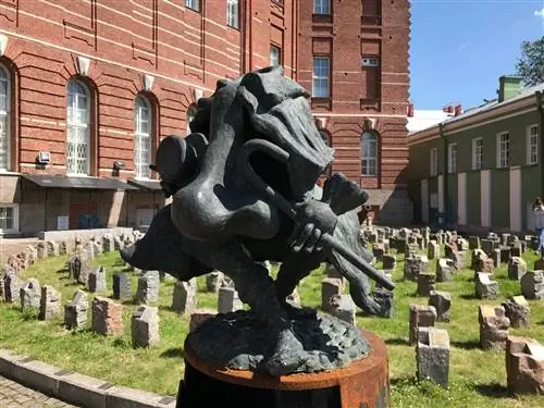 Статуя героя повести Гоголя «Нос» в Саду скульптур СПбГУ.