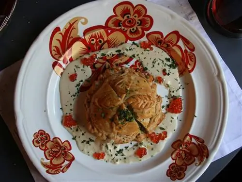 Этот петербургский вариант классического мясного пирога с начинкой из лосося.