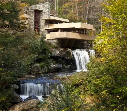 Падающая вода в Лорел Хайлендс - это шедевр Фрэнка Ллойда Райта, расположенный в природном заповеднике Медвежья гонка. Есть здание с видом на ручей с двумя небольшими водопадами, окруженное деревьями и опавшими листьями.
