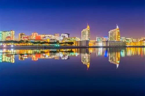 Ночной вид на парк Наций в Лиссабоне