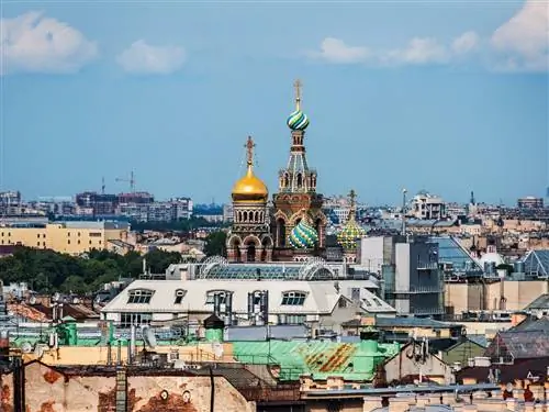 Храм Спаса-на-Крови возвышается над крышами Санкт-Петербурга