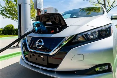 Электромобиль Nissan Leaf заряжается на зарядной станции EVgo.